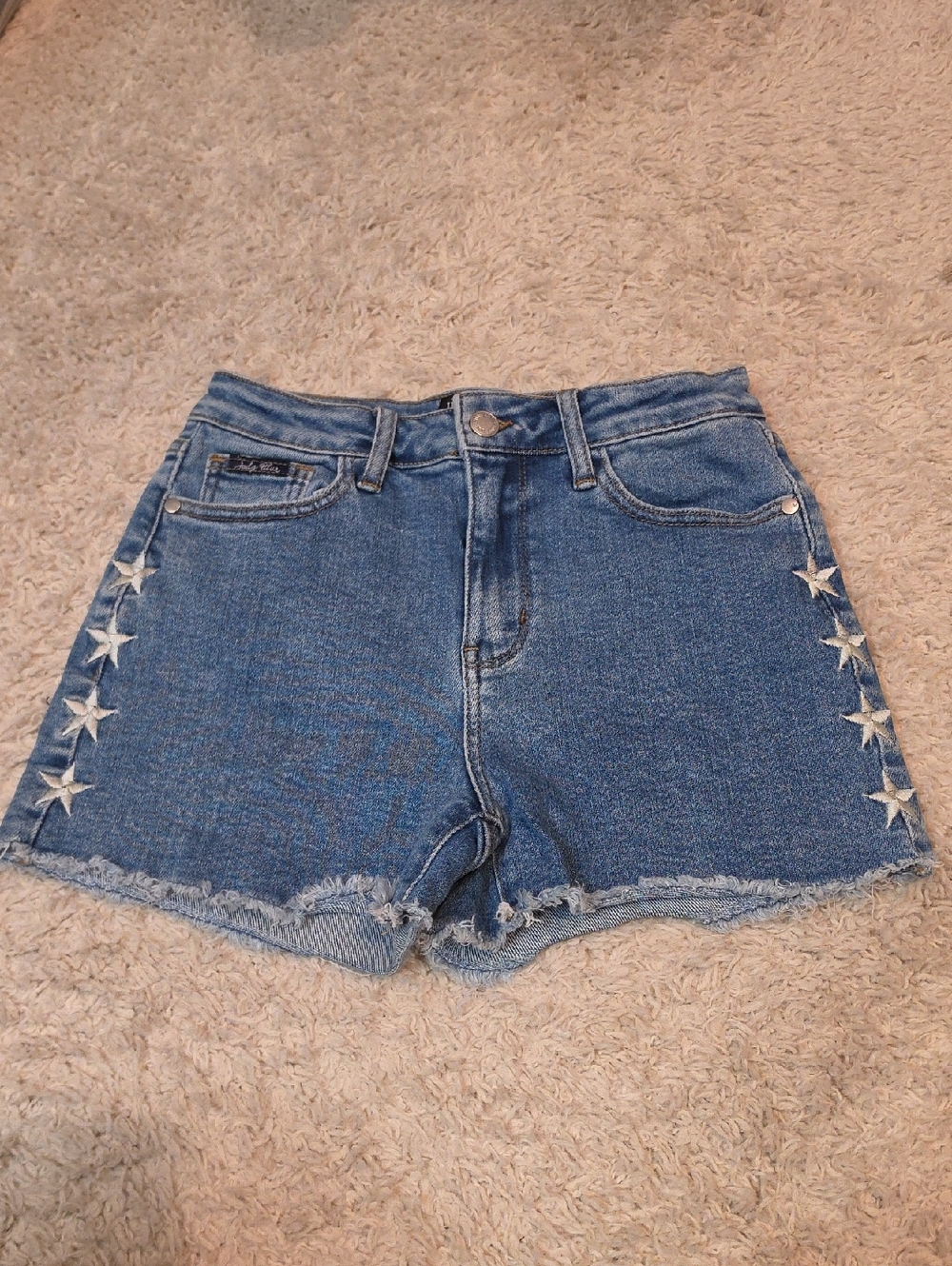 083p Judy Blue Mid-Rise Star-Trim Denim Shorts - Blue
